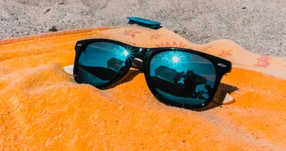 Voor op het strand: met deze lifehacks 'verstop' jij je waardevolle spullen