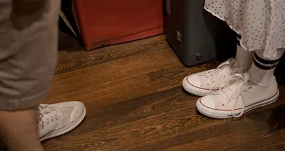 Zó vies is het blijkbaar om binnenshuis schoenen te dragen