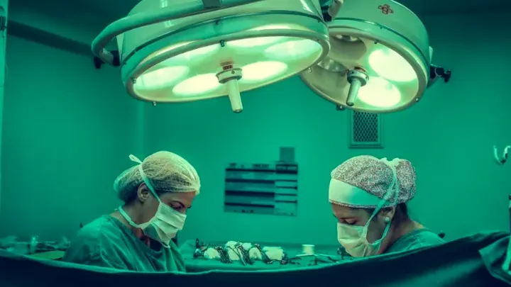 Um homem faz um exame de rotina e o médico olha para a radiografia e sussurra: "Me desculpe"
