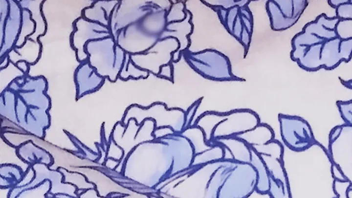 Deze moeder kocht geheel per ongeluk kussens met een wel héél dubieuze print... Hilarisch!