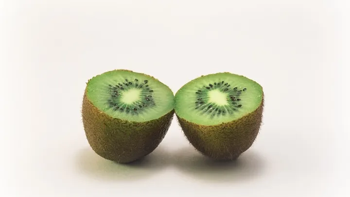 Cut your kiwi in small pieces in mere seconds with this trick