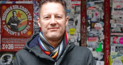 Deze man is op zoek naar zijn biologische vader, kun jij hem helpen? Bekijk de foto's en DEEL svp!