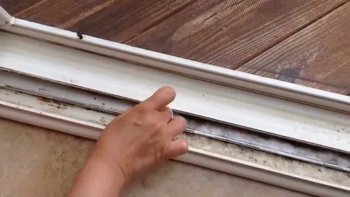 ¿Están los marcos de las ventanas sucios y polvorientos? Con bicarbonato de sodio los mantienes limpios.