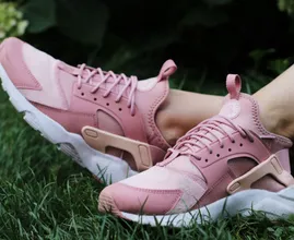 Met deze geniale lifehack verwijder je die lelijke kreukels uit je sneakers