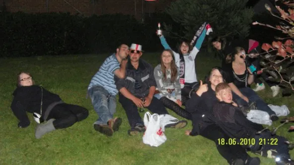 Als je goed naar deze vrolijke foto van een groep vrienden kijkt lopen de rillingen je over de rug....