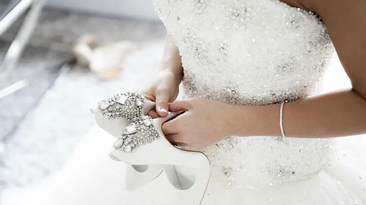 Braut fordert Tausend Euro von jedem Hochzeitsgast und sagt Hochzeit komplett ab, als sie sich weigern.