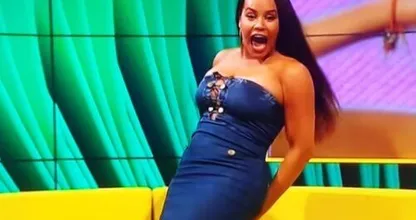 Een uiterst gênant momentje toen zij twerkend uit haar jurkje scheurde, oei!