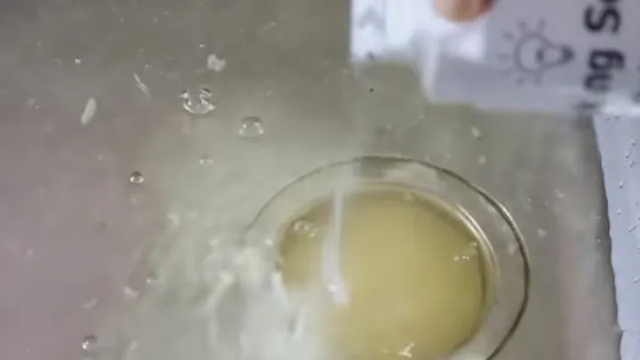Ohne Schrubben Abfluss reinigen: chemische Reaktion durch Baking Soda und Essig