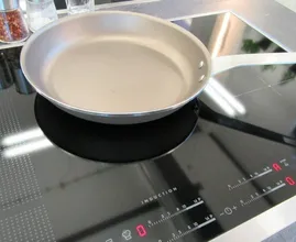 Praktisch! Mit Hilfe von diesem Trick glänzt dein Induktionskochfeld in wenigen Sekunden wie neu
