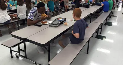 Dit gepeste autistische jongetje zit wéér in z'n eentje te eten.. Wat deze footballspeler dan doet verdient 1000 likes!
