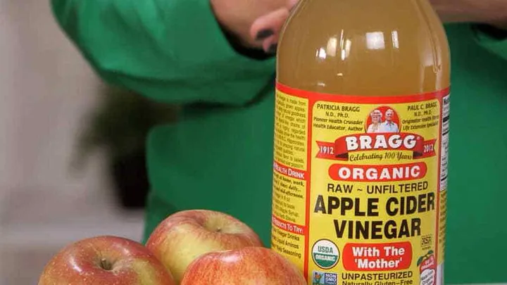 Ella sumerge sus pies en vinagre de manzana. Esto suena extraño, pero espera hasta que veas para qué sirve