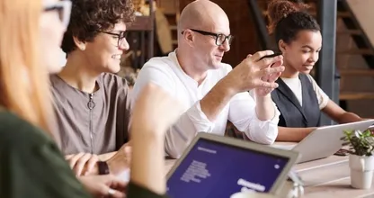 Bevriend met je collega? Dan ben je volgens onderzoek productiever