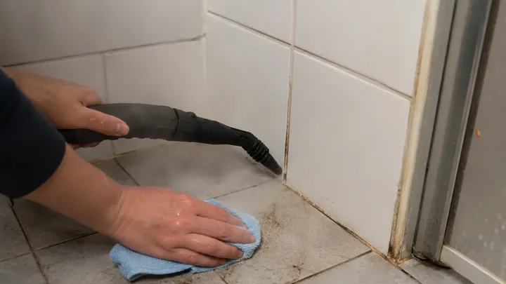 Piastrelle e fughe del bagno sporche? Ecco i consigli più semplici per farli brillare di nuovo...