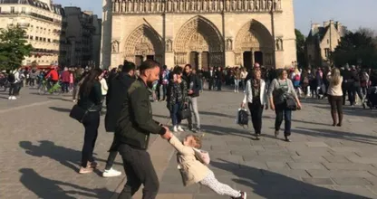 Zoekactie: wie zijn deze spelende 'vader en dochter' voor de Notre-Dame?