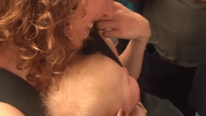 Dit is echt hilarisch! Een trein vol Feyenoord-fans komt een baby tegen, moet je zien wat er dan gebeurt!