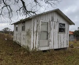 60 Year Old Woman Turns an Old Shed Into a Cozy Home