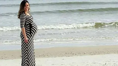 Hombre fotografía a esposa embarazada y ve algo increíble en el fondo