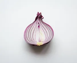 Esta es la manera más fácil de pelar una cebolla