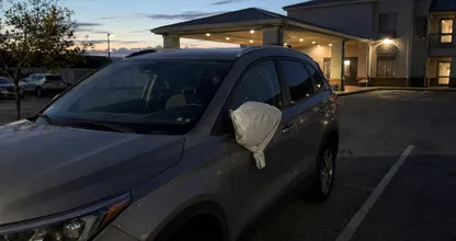 Coloca siempre una bolsa en el retrovisor del coche cuando viajes solo: te explicamos por qué...