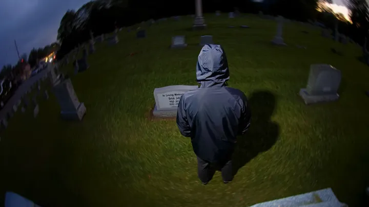 Após uma estranha visita, uma mãe em luto instala uma câmera no túmulo de seu filho