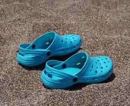 Dit gebeurt er met je voeten als je de hele dag op Crocs loopt