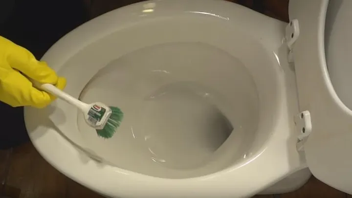 Bah, des dépôts noirs dans les toilettes ! Débarrassez-vous-en facilement, sans avoir à frotter fort