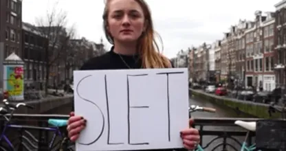 DIT filmpje van deze vrouw wordt massaal gedeeld; "Er werd gezongen dat je mij kond doen voor een pakje peuken"