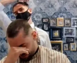 Hairdresser shaves off his own hair in solidarity with cancer patient