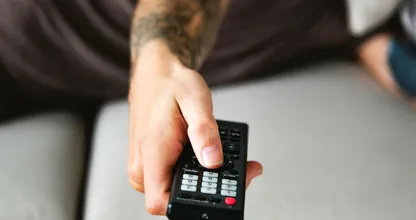 Dit is waarom je nooit voor de tv in slaap moet vallen!