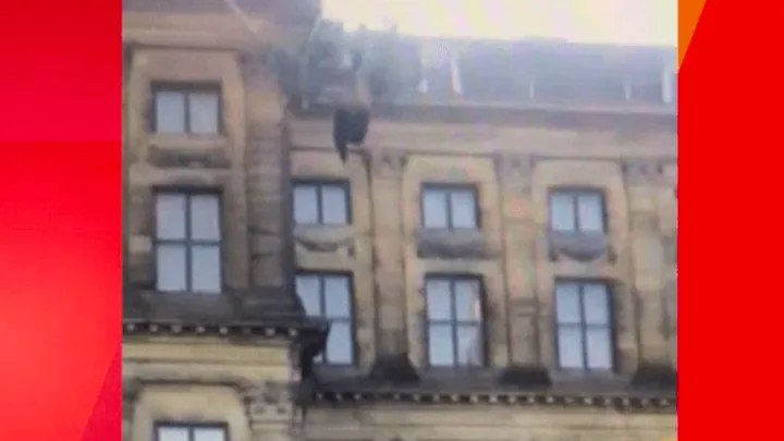 WAT een nachtmerrie voor deze kermisbezoekster: beugel schiet los in attractie