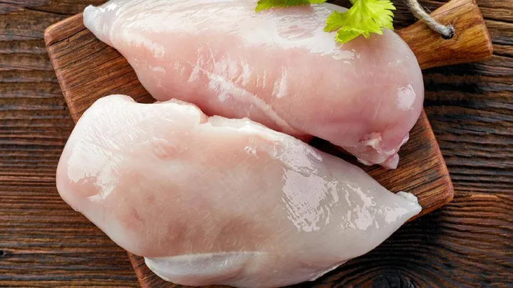 Ken je die witte lijntjes in je kipfilet? DIT is wat ze betekenen! Hier wordt je niet vrolijk van...