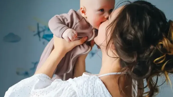 Katze bewacht Baby jede Nacht - Wenn die Eltern es sehen, brechen sie in Tränen aus
