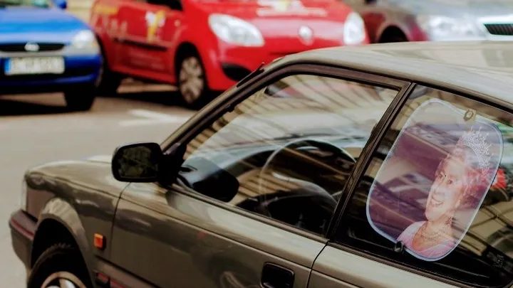 Un couple a caché un grand secret derrière cette porte de garage - jusqu'à ce que les autorités découvrent leur plan.