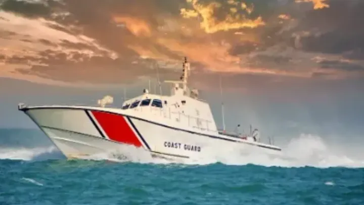 La Guardia Costiera solleva un container dal fondo dell'oceano, poi dà un'occhiata al suo interno