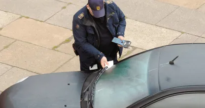 NOS-verslaggever woest op parkeerhandhavers voor boete hoogbejaarde vader