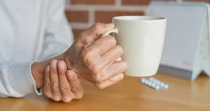 Parkinson kan al jaren vóór de eerste trillingen beginnen: 3 vroege signalen volgens neurologen