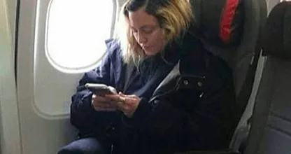 Herken jij welke wereldberoemde vrouw deze ‘normale’ vliegtuigpassagier is?