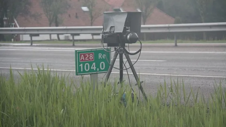 Politie zet nieuw wapen in: flitsers zien dat telefoon gebruikt wordt in auto