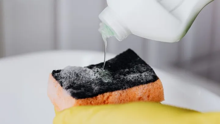 Aha: dit is de beste manier om tegels en voegen schoon te maken