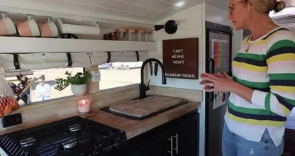 Wauw: gezin woont in omgebouwde schoolbus van 16m2
