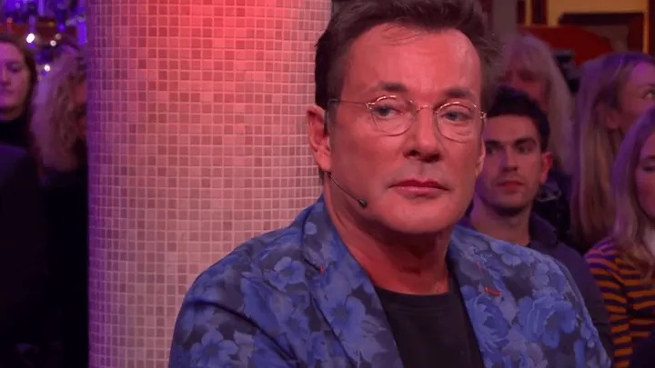 Oeps, wat pijnlijk voor Gerard Joling! Wij wensen hem veel sterkte