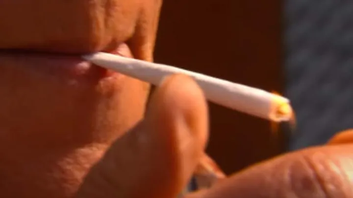 ¿Cuánto cuesta un paquete de cigarrillos en otros países?