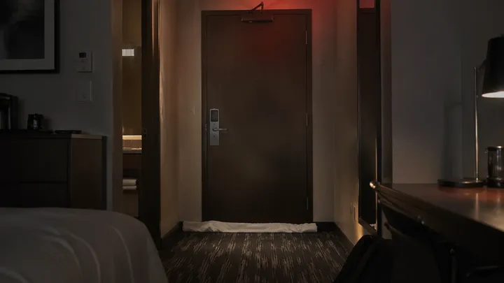 Mettete sempre un asciugamano sotto la porta della vostra camera d'albergo. Ecco perché.