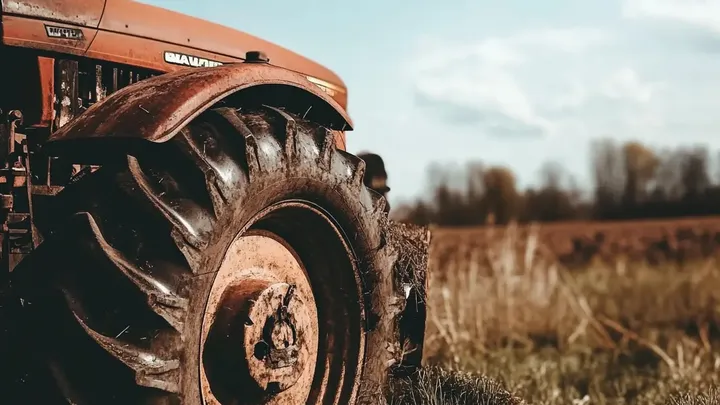 Un agricoltore era stufo dei parcheggi abusivi sul suo terreno: la sua vendetta è stata epica
