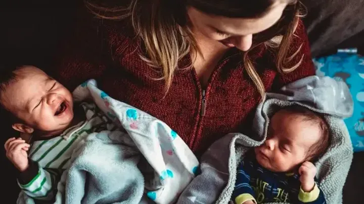 3 settimane dopo aver partorito due gemelli, la mamma si sente male - Il medico dopo l'ecografia: "Mi dispiace"