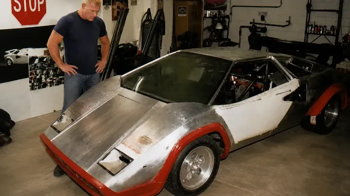 Een man heeft 17 jaar lang in zijn kelder aan zijn droom-Lamborghini gewerkt. Toen hij er eindelijk mee naar buiten reed, kon niemand zijn ogen geloven