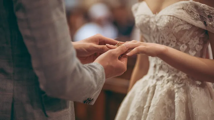 Ihre Mutter trug ein Hochzeitskleid zu ihrer Hochzeit - die Reaktion des Bräutigams machte sie fassungslos