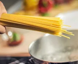 Gli chef rivelano i più grandi errori che la maggior parte delle persone commette mentre cucina la pasta