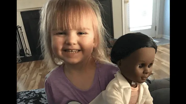 Sophia (2) maakt korte metten met de vraag of ze niet liever een pop 'in haar eigen huidskleur' wil... Inspirerend!