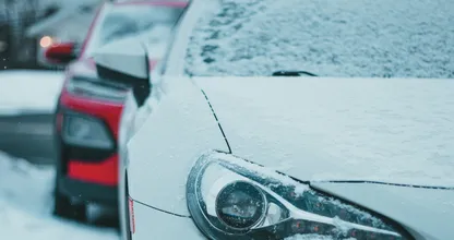 Je kunt nu 800 euro boete krijgen als je je auto niet ijs- en sneeuwvrij hebt gemaakt